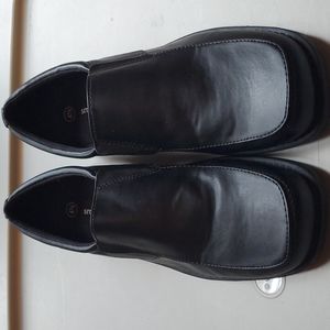 Youth size 4.5 dress shoes. Smartfit brand. Black. Like-new condition.